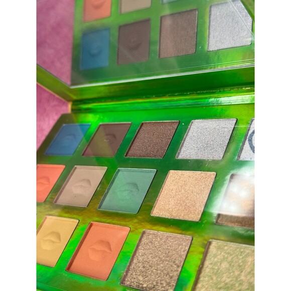 New! Khepri Scarab Volume 35 Eyeshadow Palette Spoiled Lips Cosmetics BNIB BNWT - Picture 4 of 7